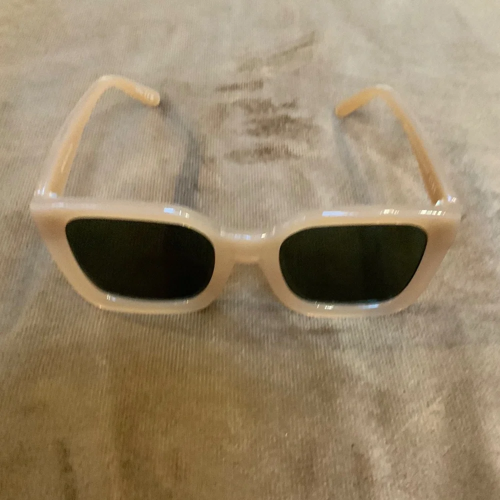 I-Sea Sunglasses Tan Rose gold case and key chain both never used Classic Preppy